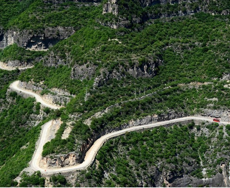 太行山“挂壁公路”